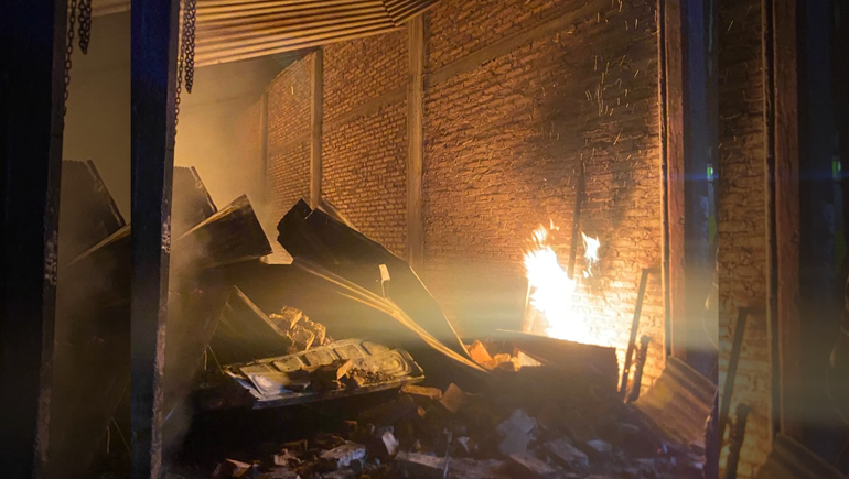 El incendio podría haberse originado por una falla en uno de los vehículos.