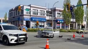 El choque entre la moto y el auto se produjo en la zona de ingreso a un centro comercial de Canadá. | LM Neuquen El choque entre la moto y el auto se produjo en la zona de ingreso a un centro comercial de Canadá.