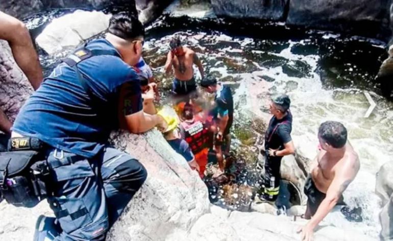 Un hombre de 34 años se ahogó en un río de Mina Clavero al tirarse a buscar una ojota. Foto: Google.