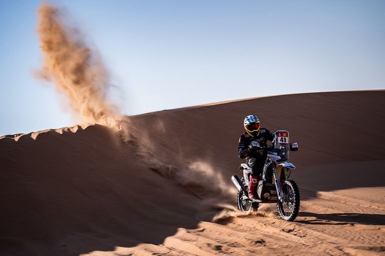 Santiago Rostan avanza en el rally Dakar y lo celebra con un cuartetazo