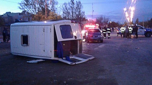 Violento choque y vuelco entre un auto y una camioneta en Huincul