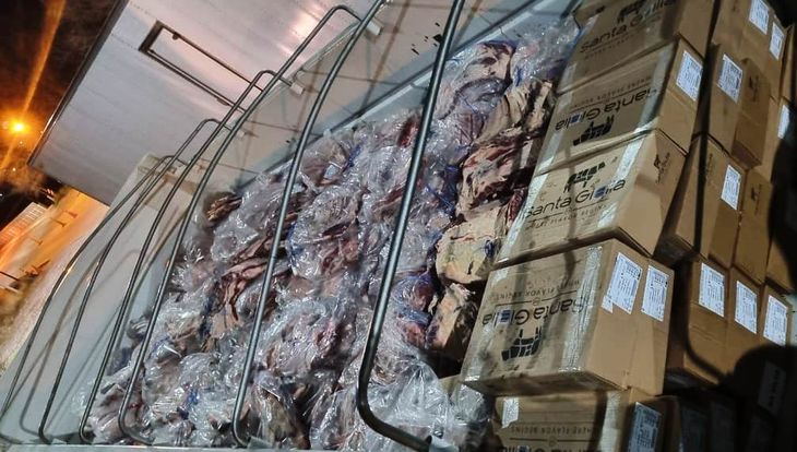 El camión volcador lleno de carne lista para ingresar como contrabando. El camión volcador lleno de carne lista para ingresar como contrabando.