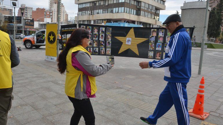 La organización Estrellas Amarillas reparte folletos para concientizar a los conductores en el buen manejo.