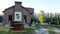 El norte neuquino y una bodega emblemática. El norte neuquino y una bodega emblemática.