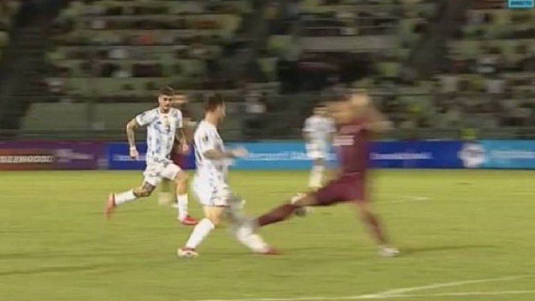 El audio del VAR sobre la brutal patada que casi fractura a Messi