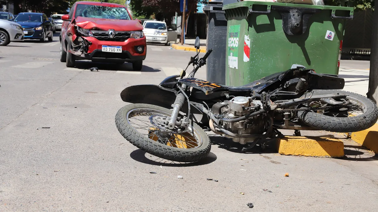 El violento choque dejó un motociclista herido / Foto