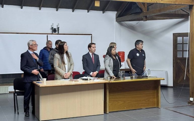 Carlos Córdoba (primero desde la derecha) y Miguel Arana (campera azul), durante el juicio. Carlos Córdoba (primero desde la derecha) y Miguel Arana (campera azul), durante el juicio.