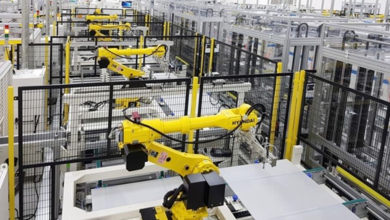 La planta de Hyundai tiene cientos de robots en funcionamiento permanente. La planta de Hyundai tiene cientos de robots en funcionamiento permanente.