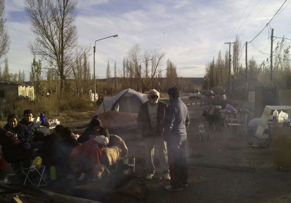 Denuncian brutal desalojo a una familia en la toma Roca