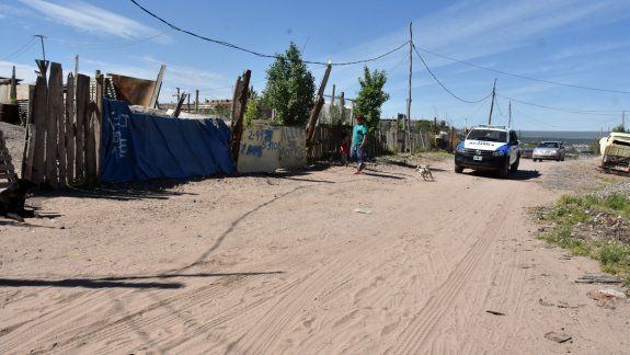 La casa donde ocurrió el crimen se encuentra en la toma 2 de Mayo. Hasta esa vivienda se trasladó el asesino para matar a la actual pareja de su ex.