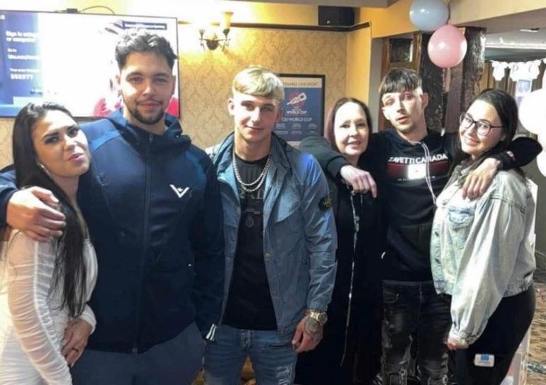 Wendy Chadwick junto a su familia en Inglaterra, en una imagen que ocupa la portada de las redes sociales de su hija. Wendy Chadwick junto a su familia en Inglaterra, en una imagen que ocupa la portada de las redes sociales de su hija.