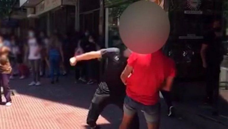 Un joven quedó nocaut tras una pelea afuera del colegio