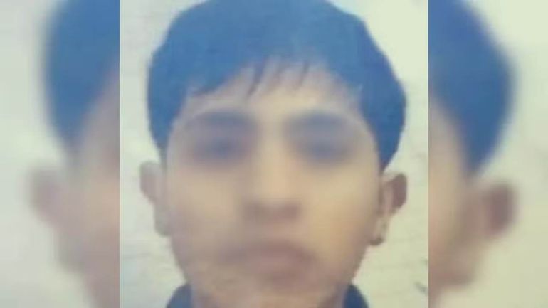 El preso, Thiago Daniel Aguirre aprovechó para escapar cuando los agentes se deturieron en una YPF. El preso, Thiago Daniel Aguirre aprovechó para escapar cuando los agentes se deturieron en una YPF.