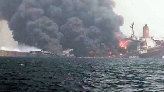 Impactante incendio de un buque petrolero en Nigeria