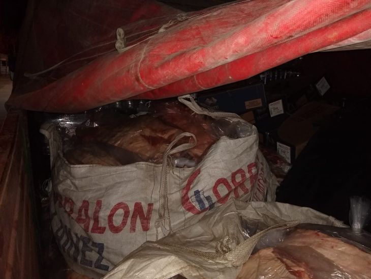La carne era transportada en forma ilegal y sin refrigeración alguna, teniendo en cuenta las altas temperaturas de estos últimos días. La carne era transportada en forma ilegal y sin refrigeración alguna, teniendo en cuenta las altas temperaturas de estos últimos días.