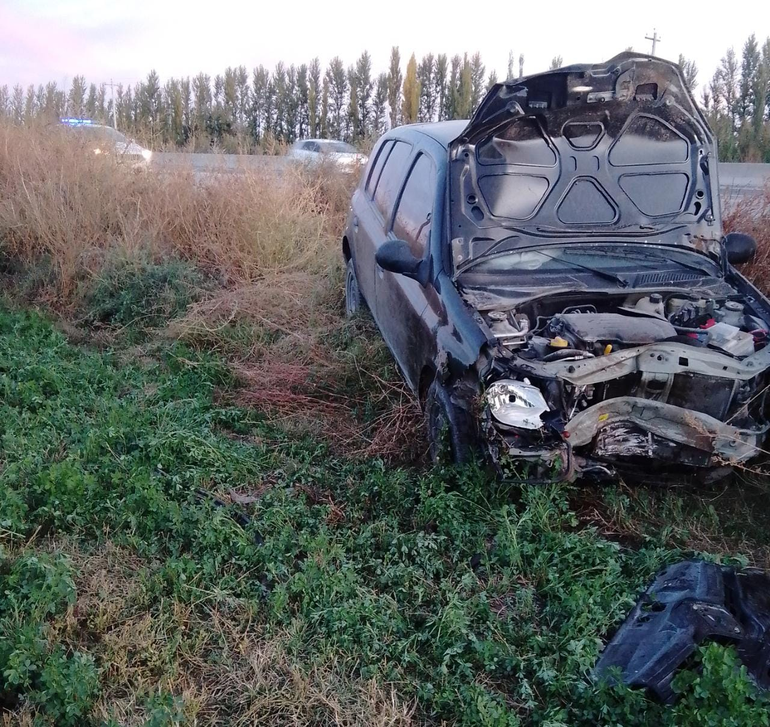 Brutal accidente: se llevó puestos los tachos de la Ruta 22, volcó y está internado