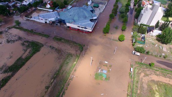 La avenida Olascoaga quedó irreconocible. La imagen del dron muestra a un conocido boliche en una de las esquinas.