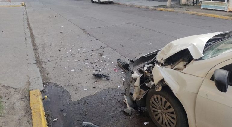 Trelew: el Volkswagen del sargento también sufrió daños importantes. Trelew: el Volkswagen del sargento también sufrió daños importantes.