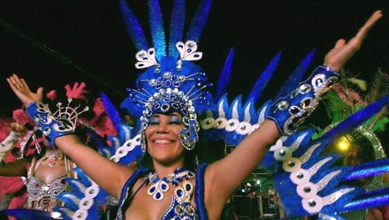 Laura Reyes le pone color y ritmo al carnaval de Zapala