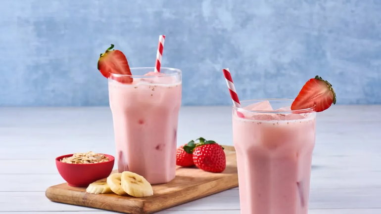 El licuado ideal para bajar de peso y fortalecer tus huesos: cómo mezclar la frutilla y avena