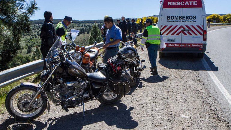 Un motociclista resultó herido al caerse 20 metros por un barranco