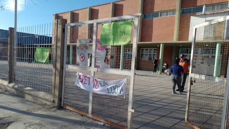 Familias de la EPET 18 toman la escuela ante la falta de clases