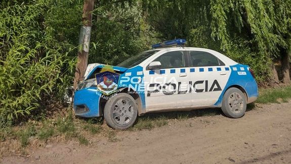 Una policía se descompensó y chocó el móvil contra un poste