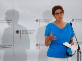 FOTO DE ARCHIVO: La ministra de Defensa de Alemania, Annegret Kramp-Karrenbauer, celebra una rueda de prensa en la región del Sarre, Alemania, el 21 de agosto de 2020. REUTERS/Kai Pfaffenbach