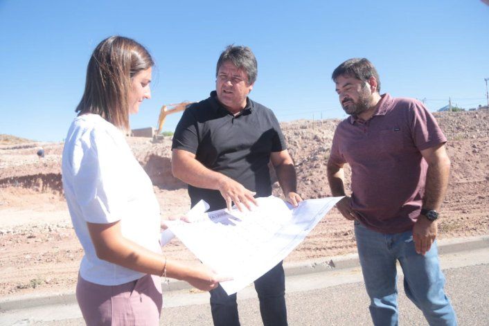 El intendente Mariano Gaido recorrió el loteo en barrio Melipal / Foto Prensa Municipio