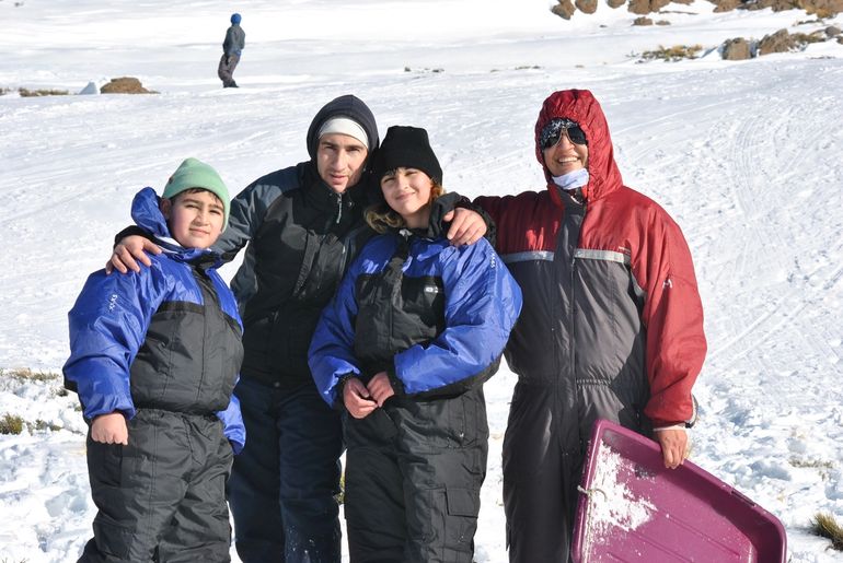 “Estamos sorprendidos por la cantidad de nieve que hay a comparación de años anteriores. Hoy nos visitó el intenso viento blanco que nos obligó a buscar nuevas pistas”, expresó Guillermo Quezada..