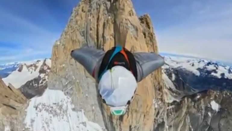 El video del salto BASE en el Fitz Roy muestra las paredes verticales del cerro y los glaciares de la Patagonia en un día de cielo despejado y brillante.