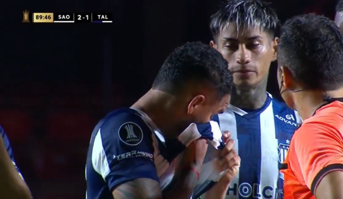 Un jugador de Talleres se largó a llorar en pleno partido y denunció racismo