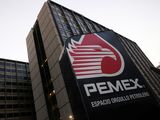 El logo de la compañía petrolera estatal mexicana Pemex es fotografiado en su sede en Ciudad de México, México, 21 de febrero de 2022. REUTERS/Edgard Garrido