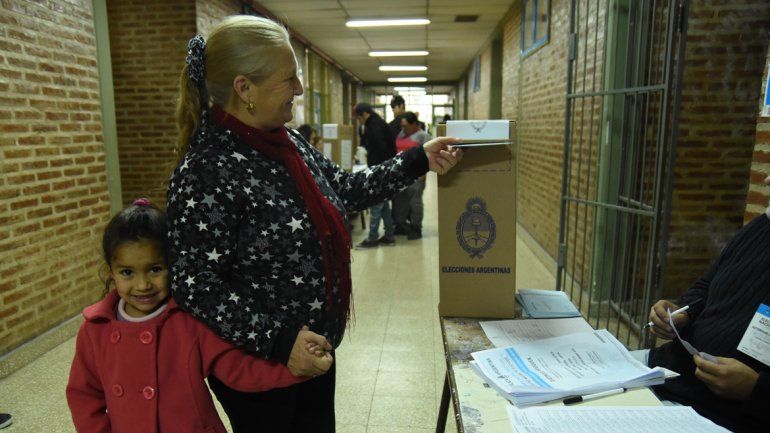 Muchos neuquinos fueron a votar con sus hijos y nietos.