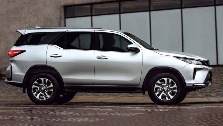 Una vista lateral del Toyota SW4, SUV del segmento D (grande). Una vista lateral del Toyota SW4, SUV del segmento D (grande).