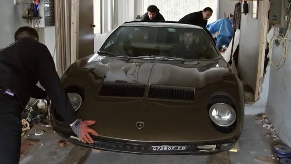 Una rareza total: la carrocería del Lamborghini Miura S estaba pintada en Luchi Del Bosco, un tono metálico profundo que solo lucieron tres unidades de la Serie II.