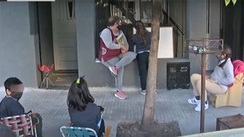 una maestra le dio clases a ninos en la vereda de su casa y se volvio viral una maestra le dio clases a ninos en la vereda de su casa y se volvio viral