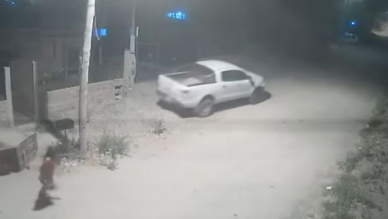 Primero zafó de que una camioneta la atropellara y luego de que un poste la matara