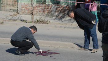 Los peritos de Criminalística de la Policía realizaron el hisopado en la escena del crimen, en calle Antártida Argentina casi esquina Colón. Los peritos de Criminalística de la Policía realizaron el hisopado en la escena del crimen, en calle Antártida Argentina casi esquina Colón.