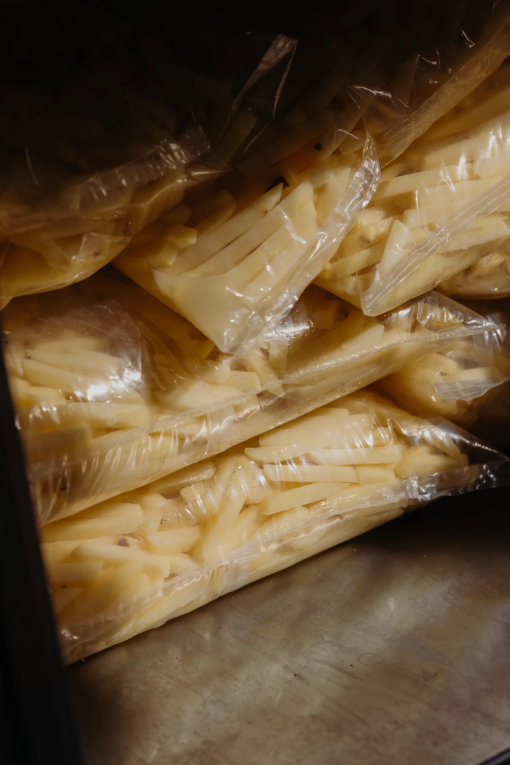 Los cambios en los hábitos de alimentación y la exigencia de aperitivos más sanos han frenado las ventas mundiales de papas fritas. Los cambios en los hábitos de alimentación y la exigencia de aperitivos más sanos han frenado las ventas mundiales de papas fritas.