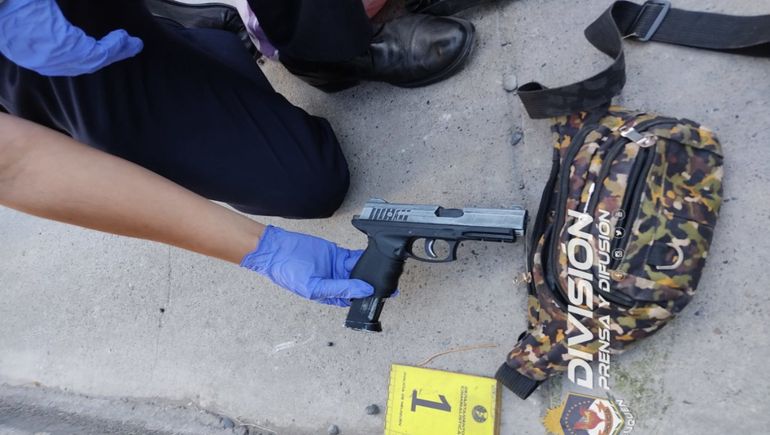 Atrapan a una mujer con una réplica de arma de fuego en el Oeste