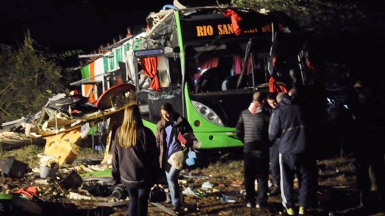 Dos muertos y 60 heridos tras el vuelco de un micro que iba a La Quiaca