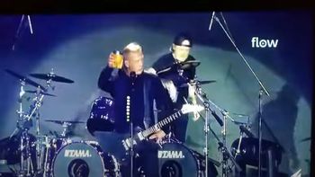 ¡Salud!: en pleno show, el cantante de Metallica tomó mate