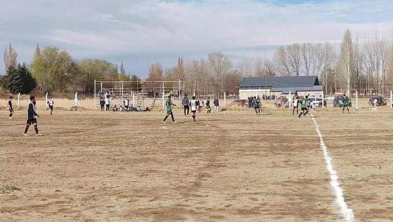 La cancha de césped sintético es esperada desde hace años por los vecinos de Mariano Moreno.