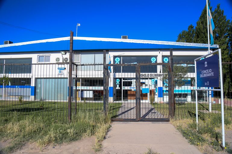 El Concejo Deliberante de Centenario. El edificio es propiedad de una concesionaria de autos de Neuquén. Estuvo alquilado desde 2019 hasta la actualidad. El Concejo Deliberante de Centenario. El edificio es propiedad de una concesionaria de autos de Neuquén. Estuvo alquilado desde 2019 hasta la actualidad.