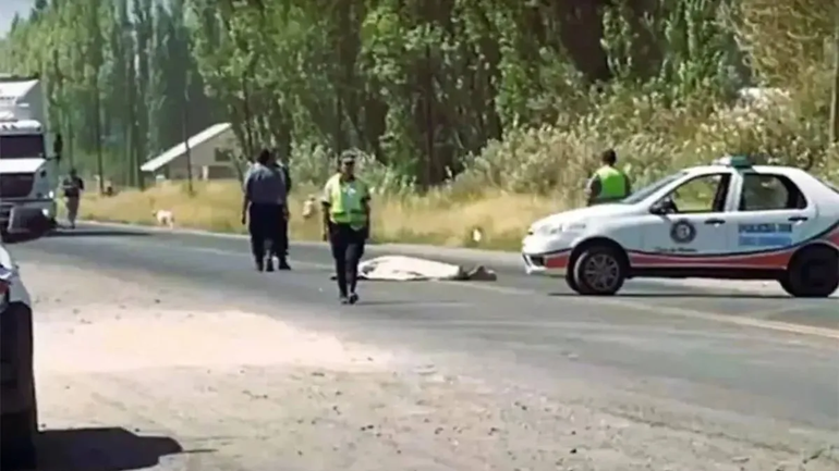 El cuerpo sin vida del joven en la ruta 22 tras el fatal accidente.