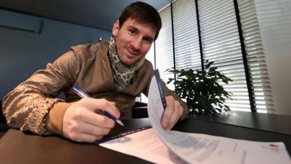 Messi, con otro look y más joven, en una anterior renovación.