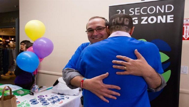 Kevin Zaborney, creador del Día Internacional del Abrazo.