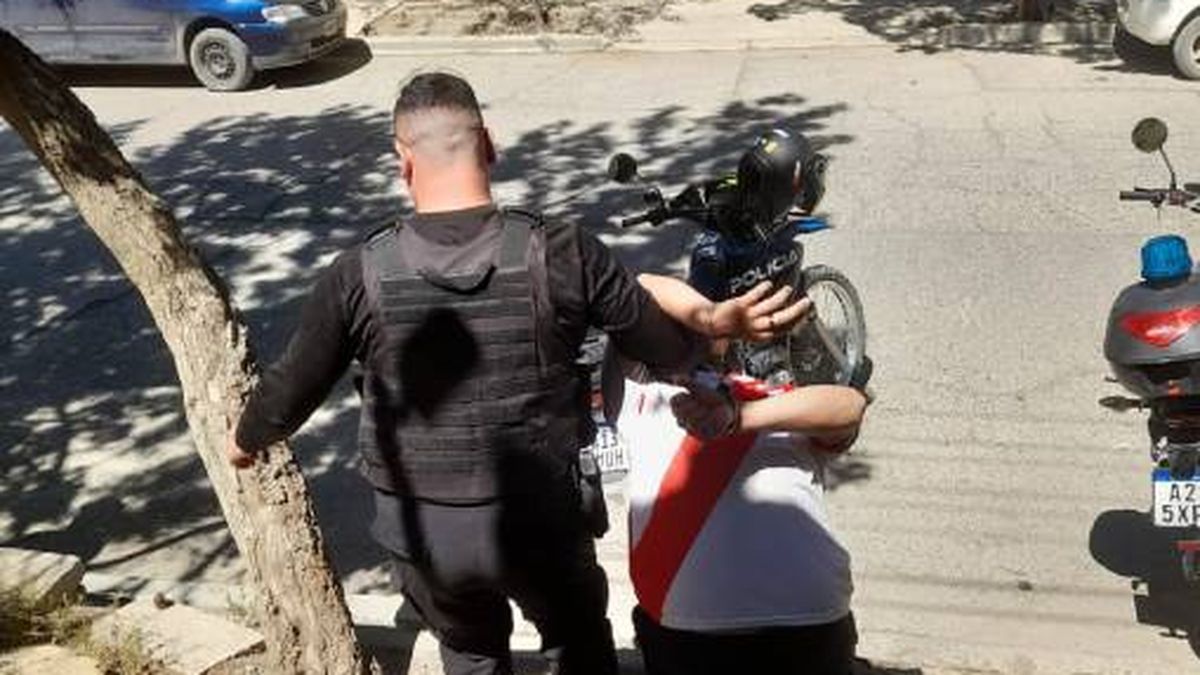 La Brigada de Investigaciones logró secuestrar varios de los cuchillos utilizados por los pincharuedas.