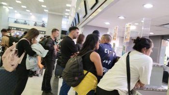 Tenían vuelo a las 10.30 de este miércoles y no saben cuándo podrán volar.